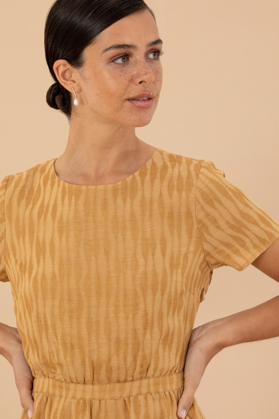 لباس بافته شده یقه گرد زرد  استاندارد آستین کوتاه زنانه  پیرکاردین